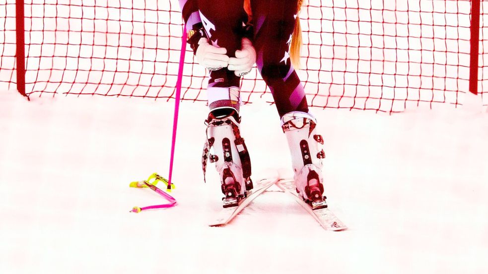 Lindsey Vonn hält sich nach ihrem Sturz in Crans-Montana das linke Knie. Foto: Jean-Christophe Bott