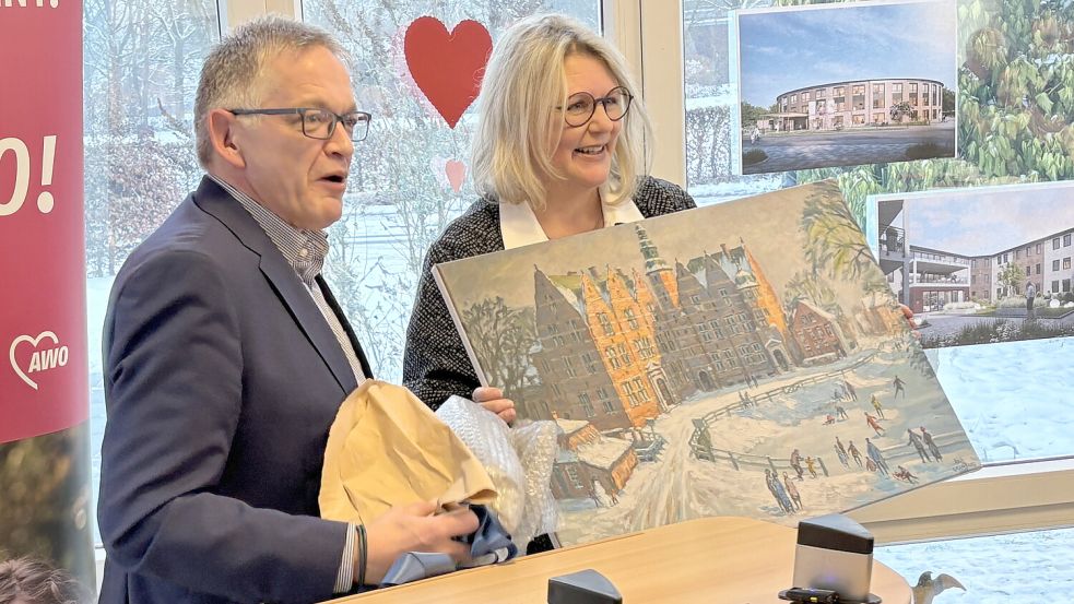 Einrichtungsleiterin Susanne Ohlf bekam ein Gemälde von Landrat Olaf Meinen geschenkt. Foto: Aiko Recke