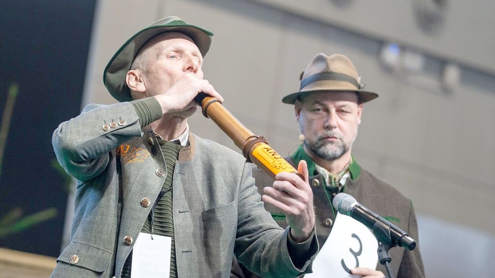 Klang von allen Teilnehmern am besten wie ein Hirsch: Der Gewinner der Deutschen Meisterschaft der Hirschrufer, Thomas Soltwedel (links). Foto: Max Lametz