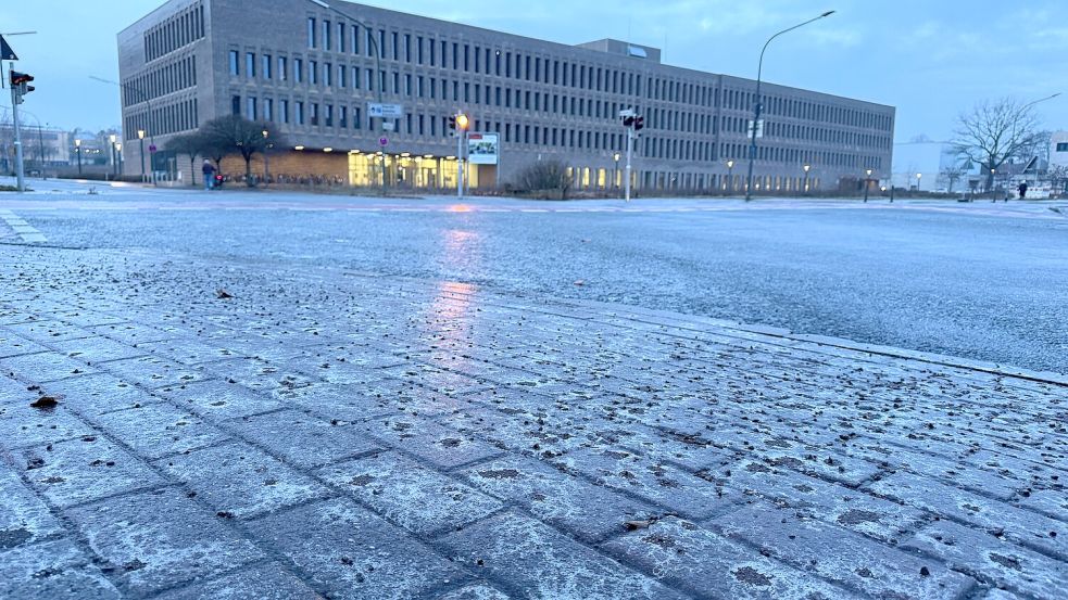 In Osnabrück und im Landkreis war es zu Beginn 2026 oftmals spiegelglatt. Überfrierende Glätte machte Straßen und Wege zur Rutschpartien. Foto: Denise Matthey