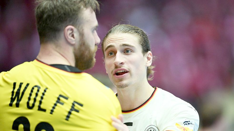 Diskussionsbedarf zwischen Andreas Wolff und Juri Knorr. Foto: Sina Schuldt