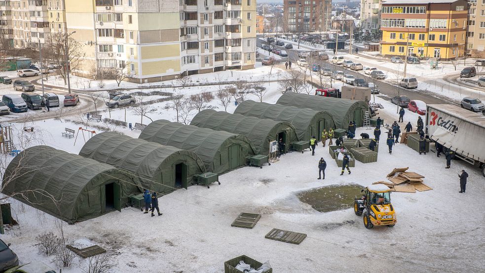 In Kiew stehen Zelte, in denen sich Bewohner aufwärmen und nachts schlafen können. In den kommenden Tagen werden bis zu minus 30 Grad erwartet. Foto: dpa/Dan Bashakov