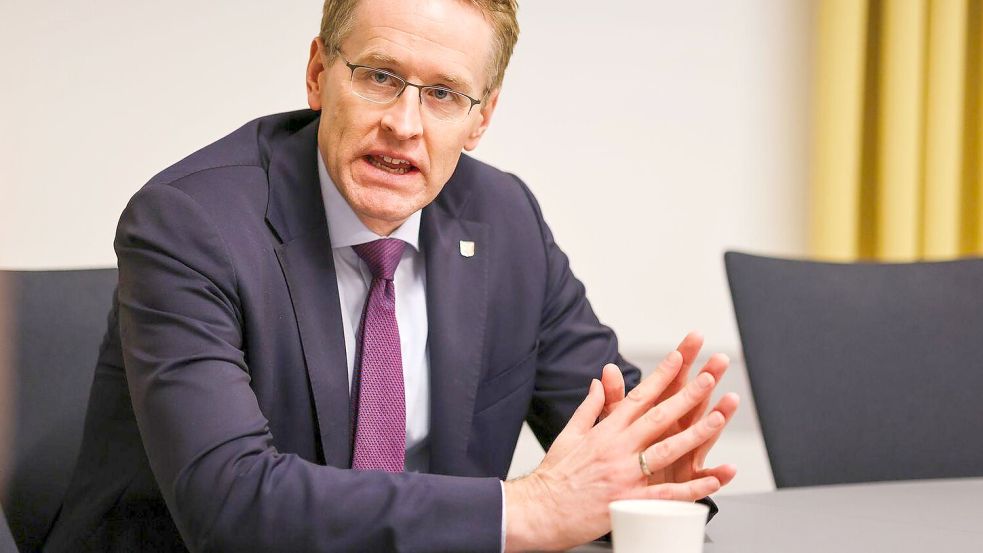 Daniel Günther (CDU), Ministerpräsident von Schleswig-Holstein, spricht während eines Interviews. Foto: Frank Molter