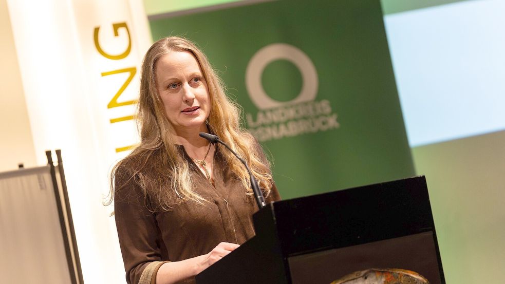 Landrätin Anna Kebschull appellierte beim Neujahrsempfang des Landkreises, gemeinsam mit der Stadt Osnabrück an einer leistungsfähigen Infrastruktur zu arbeiten – sei es bei Bus und Bahn, Radwegen oder der Wirtschaftsförderung. Foto: Ernesto Moses Wiebrock