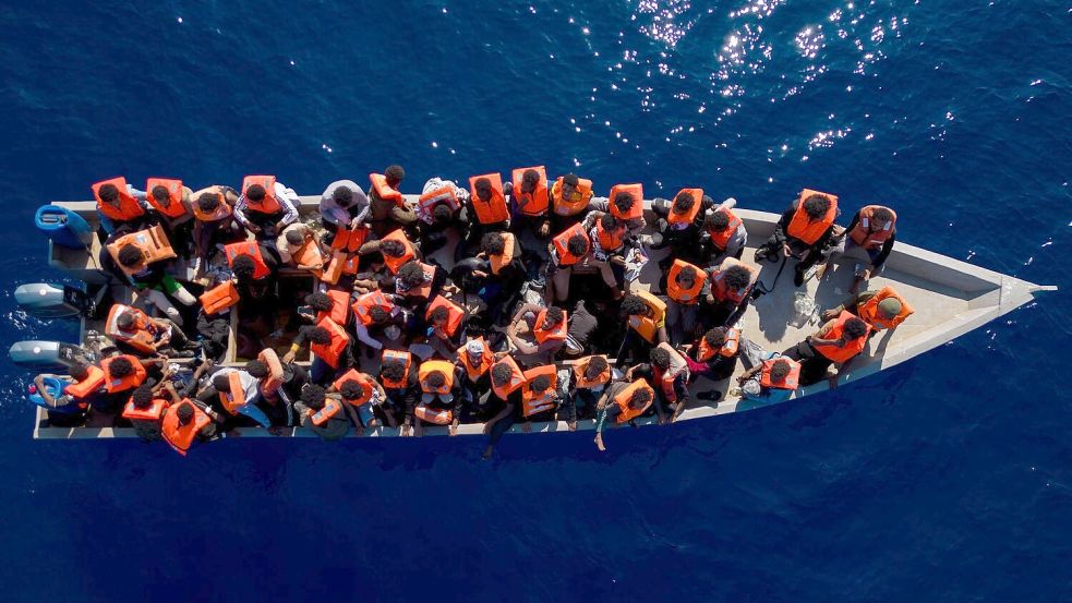 Laut Schätzungen der Vereinten Nationen gab es allein im ersten Halbjahr 2025 hunderte Todesfälle im Mittelmeer. (Archivbild) Foto: Joan Mateu Parra/AP/dpa