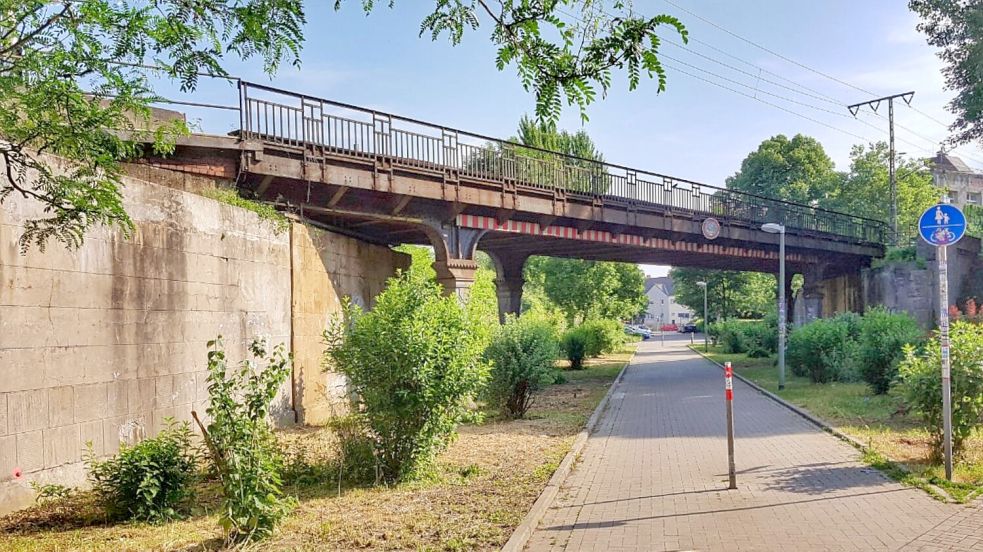 Die Deutsche Bahn will die historische Eisenbahnbrücke an der Schinkelstraße erneuern. Foto: Deutsche Bahn