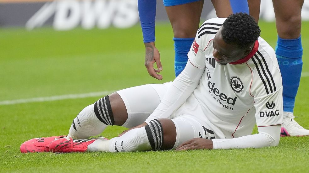 Arnaud Kalimuendo bekam in dieser Szene keinen Strafstoß zugesprochen. Foto: Marc Schüler