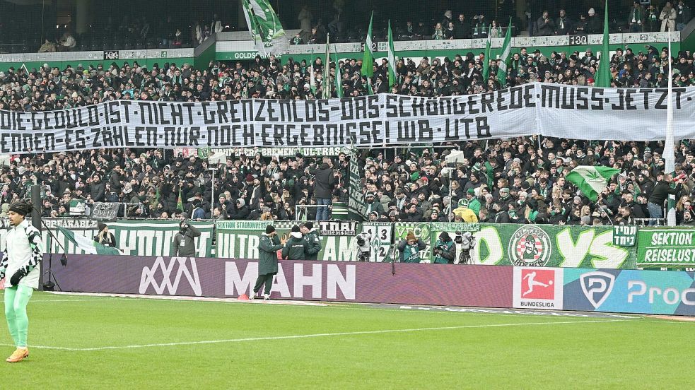 Ein kritisches Fan-Banner beim Werder-Spiel gegen Borussia Mönchengladbach. Foto: Carmen Jaspersen