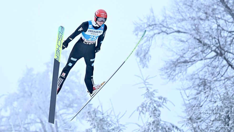 Karl Geiger springt auf Platz drei in Willingen. Foto: Swen Pförtner