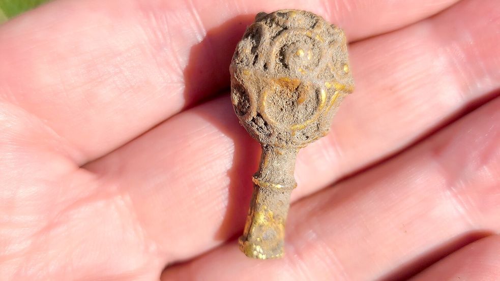 Das Objekt aus purem Gold wird auf das 9. Jahrhundert datiert und ist etwa 3,8 Zentimeter lang. Foto: The Portable Antiquities Scheme/Newcastle University