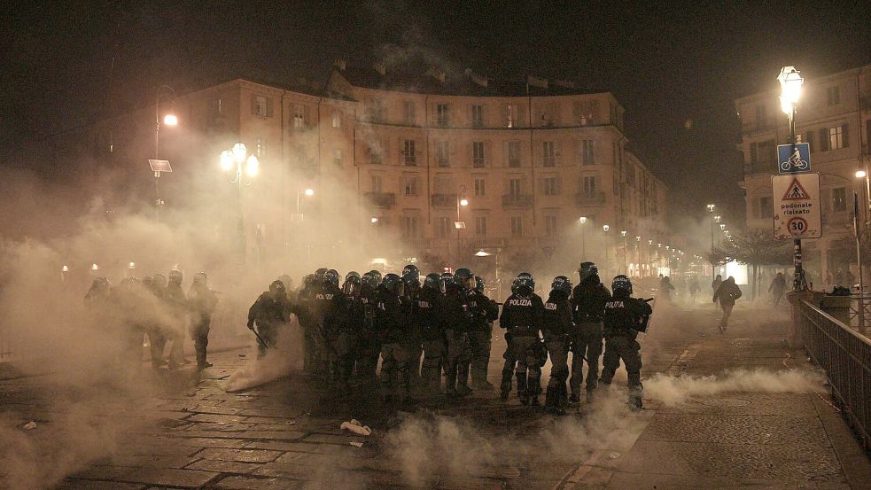 Mindestens elf Polizisten wurden bei den Krawallen verletzt. Foto: Marco Alpozzi