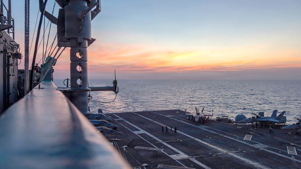 Das US-Militär hat unter anderem den Flugzeugträger „USS Abraham Lincoln“ in die Region verlegt. (Archivbild) Foto: Seaman Angel Campbell/US Navy/AP