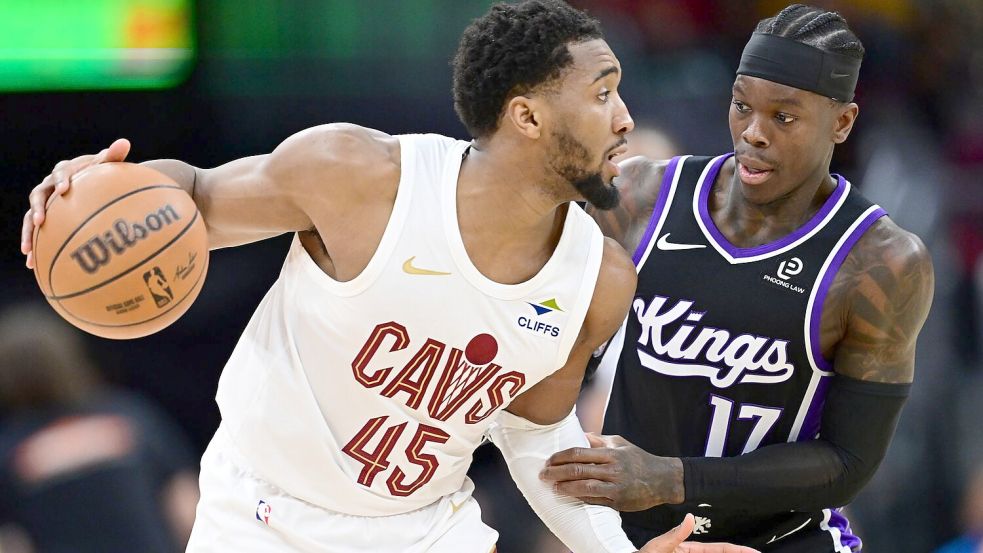 Hier spielten sie noch gegeneinander: Nun soll Dennis Schröder (re.) zu den Cleveland Cavaliers um Donovan Mitchell wechseln. Foto: David Dermer/AP/dpa