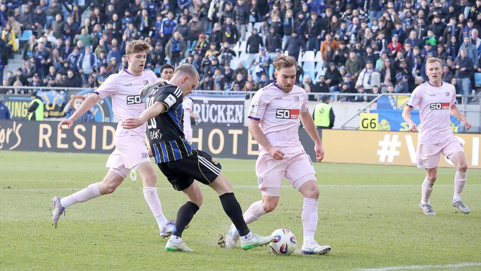 Der VfL Osnabrück um Offensivspieler Lars Kehl (re.) verteidigte die knappe 1:0-Führung bis zum Abpfiff. Foto: IMAGO/Fußball-News Saarland