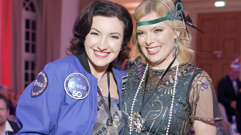 Öffentlich-rechtliche Übertragung: die Verleihung des Ordens Wider den tierischen Ernst. Bundestagspräsidentin Julia Klöckner mit der diesjährigen Preisträgerin Bundesforschungsministerin Dorothee Bär (l., CSU). Foto: IMAGO/Christoph Hardt