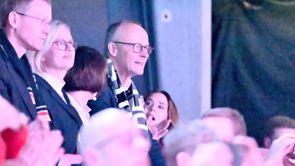 Drückte auf der Tribüne die Daumen: Bundeskanzler Friedrich Merz (r). Foto: Sina Schuldt