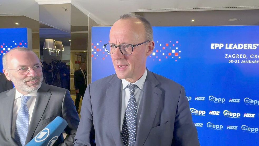Bundeskanzler Friedrich Merz (r, CDU) beim Spitzentreffen der Europäischen Volkspartei in Zagreb. Foto: dpa/Michael Fischer