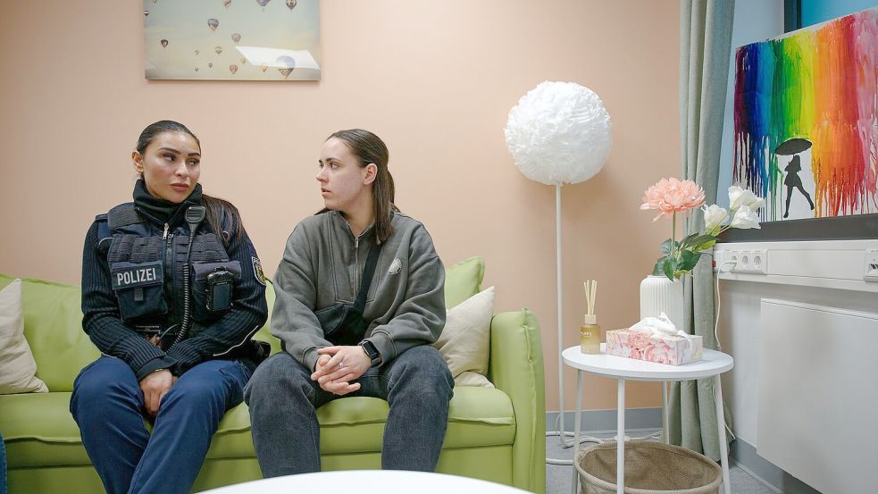 Sofas statt Stühle, Gesprächs- statt Verhöratmosphäre: Polizeimeisterin Maja Schomers (r) und Polizeimeisterin Hicran Aktas im Raum der Gewaltschutzstelle für Frauen im Hauptbahnhof Köln. Foto: Henning Kaiser