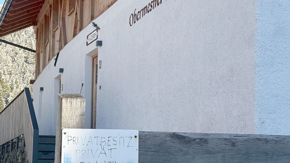 Auch Schilder halten die Touristen nicht ab. Foto: Christoph Sator/dpa