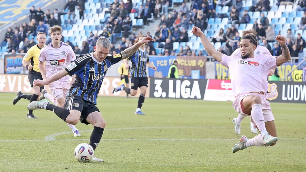 Wegverteidigt: Osnabrücks Innenverteidiger Yigit Karademir wirft sich in einen Schuss von Florian Pick. Foto: Imago/Fussball-News Saarland