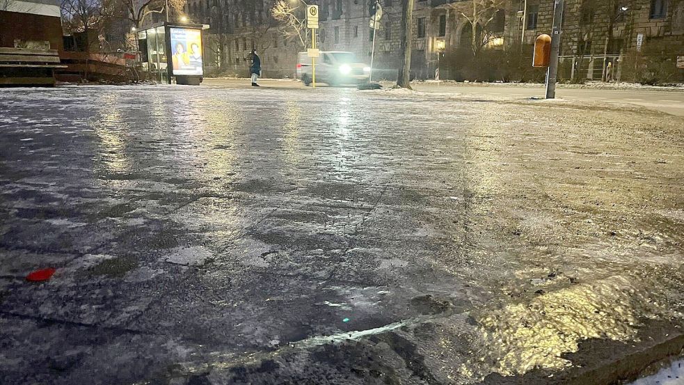 Es kann wieder - oder weiter - glatt werden. Foto: Caroline Bock/dpa