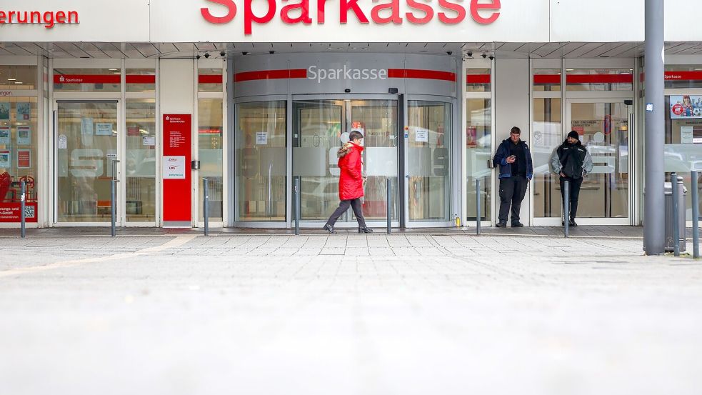 Knapp fünf Wochen nach dem spektakulären Einbruch ist die Sparkasse Gelsenkirchen wieder offen – allerdings nicht die Schließfachanlage. (Archivbild) Foto: Christoph Reichwein/dpa