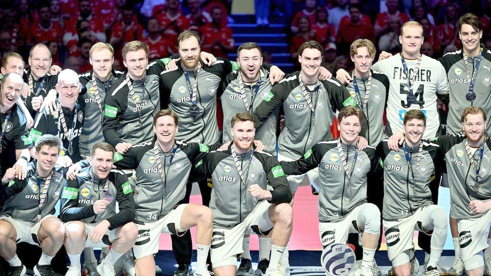 Deutschlands Handballer freuen sich über EM-Silber. Foto: Sina Schuldt