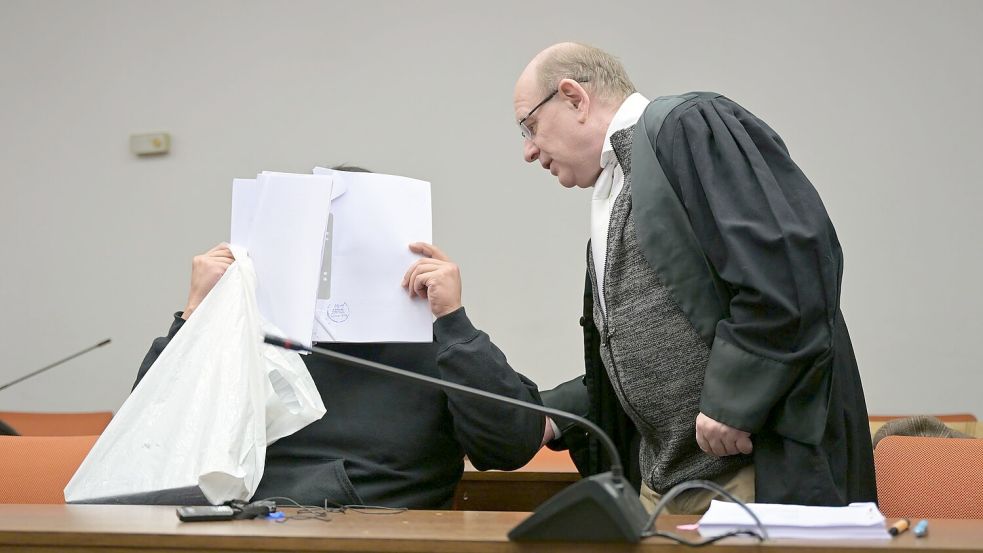 Der Student verbarg sein Gesicht zu Beginn des Prozesses. Foto: Malin Wunderlich