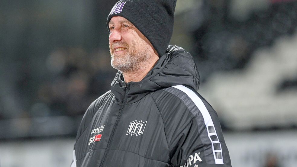 Mit seinem Kader zufrieden: Joe Enochs, Direktor Fußball beim VfL Osnabrück. Foto: Michael Titgemeyer