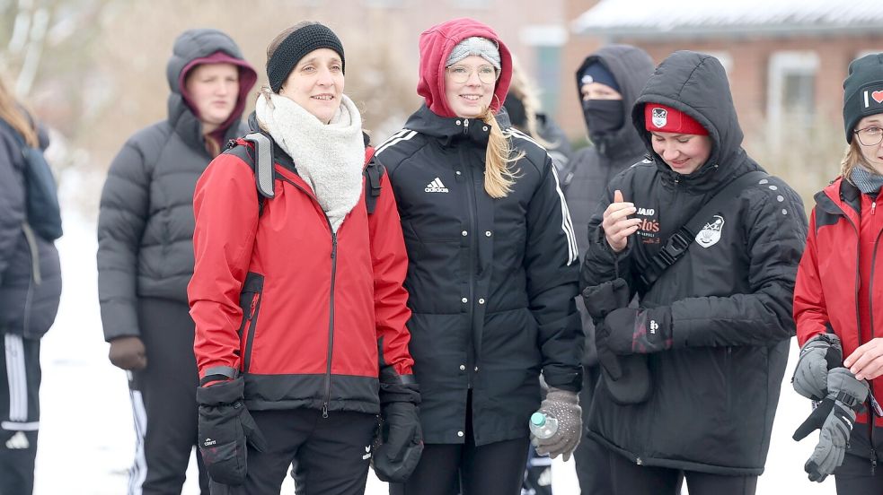Die Leegmoorer Holz-Werferinnen Anna-Lena Christoffers (von links), Christine Friedrichs und Jaike Schoon warten in Südarle auf den Spielbeginn. Foto: Wilfried Gronewold