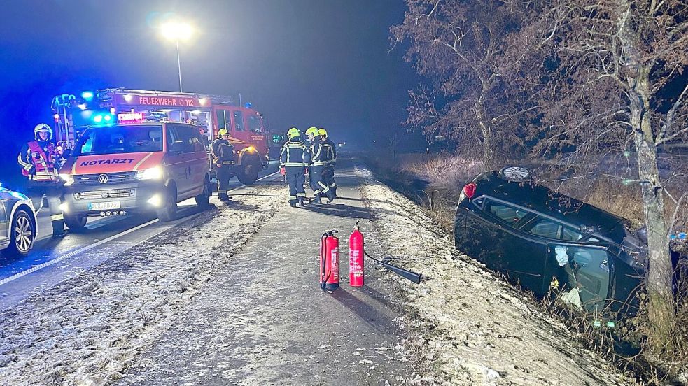 Das Auto der Norderin blieb auf der Beifahrerseite im Straßengraben liegen. Foto: Feuerwehr/Justin Herzig