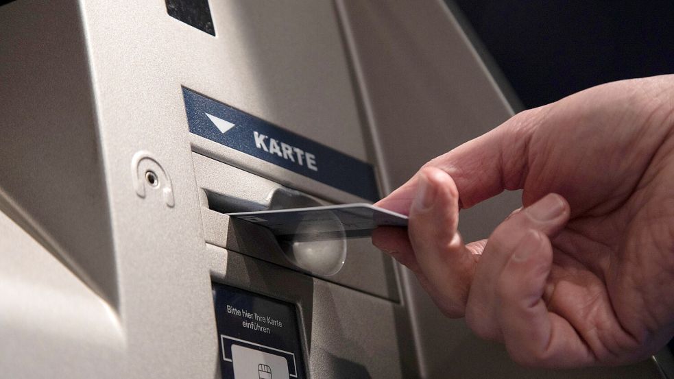 Um Telefonbetrügern Geldwäsche zu ermöglichen, eröffnete ein junger Osnabrücker verschiedene Bankkonten. Foto: Christin Klose/dpa