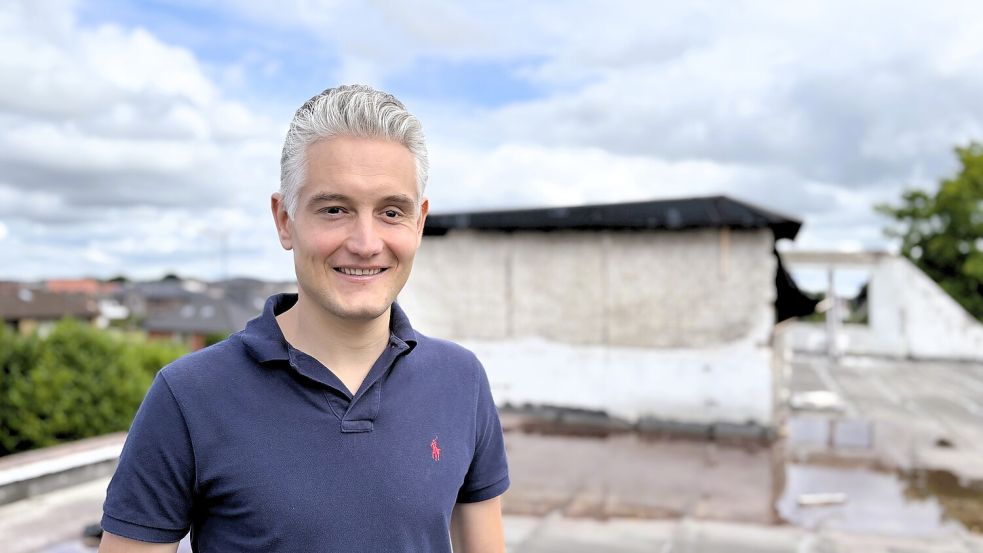 Dominik Korporal im Juli 2025 auf dem Dach des ehemaligen Fehn-Hotels in Wiesmoor. Nach seinen Angaben hält er weiterhin 50 Prozent der Gebäudeanteile und will den Wiederaufbau vorantreiben. Foto: Nicole Böning