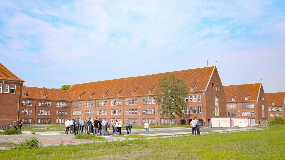 Im Sommer 2025 war der Bauausschuss auf dem Gelände unterwegs, um sich die Baufortschritte anzuschauen. Unter anderem am Divisionsgebäude vorbei verläuft eine der Planstraßen. Foto: Romuald Banik