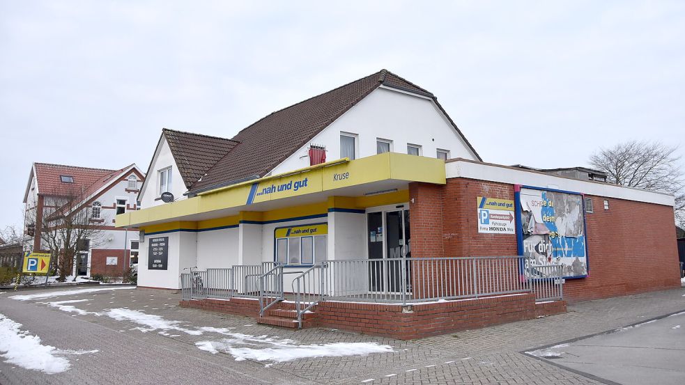 Das 1911 errichtete Gebäude, das bis Juni 2025 den „nah und gut“-Markt von Manfred Kruse beherbergte, hat einen neuen Eigentümer. Foto: Thomas Dirks