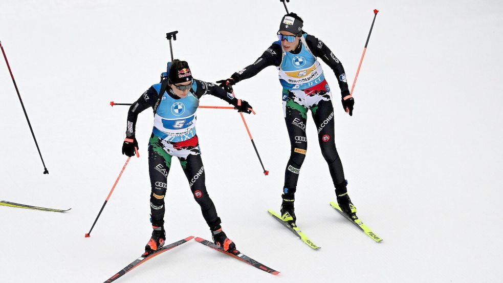 Rebecca Passler (rechts) in einem Staffelrennen mit Dorothea Wierer. (Archivbild) Foto: Sven Hoppe