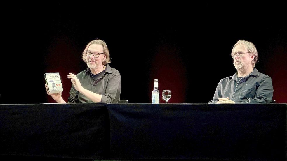 Der eine schreibt, der andere spielt. Aber zusammen auf der Bühne sind Sörensen-Autor Sven Stricker (links) und Sörensen-Darsteller Bjarne Mädel ein harmonisches Lese-Paar. Foto: Matthias Liedtke