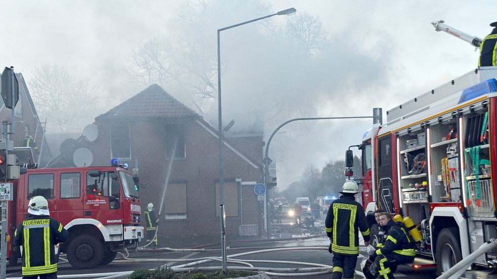 Nach dem Brand im April 2016 lagen Teile des Gebäudes auf der Bundesstraße. Die Immobilie liegt diekt an der Kreuzung in Mittegroßefehn. Foto: Christin Wetzel