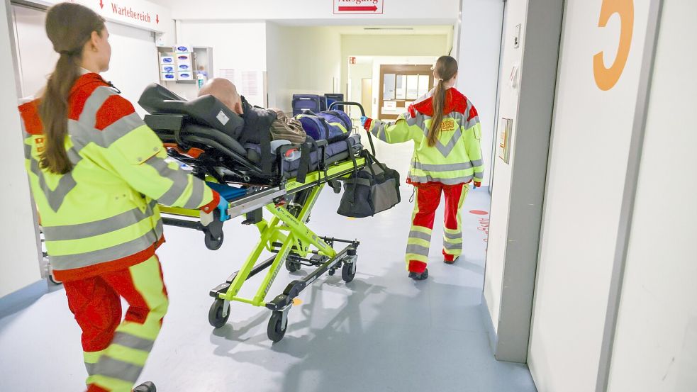 Notaufnahmen am Limit: Das Glatteis am 23. Januar forderte viele Verletzte. Die Krankenhäuser in der Region – hier das Marienhospital Osnabrück – haben seitdem alle Hände voll zu tun. Foto: Jörn Martens