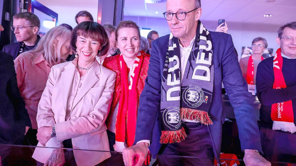 Bundeskanzler Friedrich Merz verfolgt das Spiel zusammen mit Ehefrau Charlotte Merz (links) und der dänischen Premierministerin Mette Frederiksen (Mitte). Foto: IMAGO/Maximilian Koch