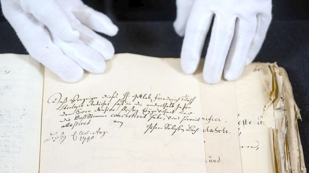 Blick in neu entdeckten Akten zur Leipziger Kirchenmusik aus dem 18. Jahrhundert im Stadtarchiv Leipzig. Foto: Hendrik Schmidt