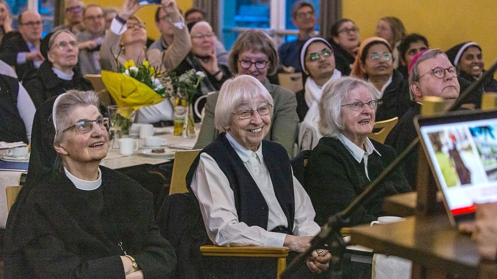 Gemeinsam mit vielen Gästen und dem früheren Bischof Franz-Josef Bode haben sich (v. l.) Schwester Uta, Schwester Ulrike und Schwester Ignatia von der Angelaschule verabschiedet. Foto: Denise Matthey