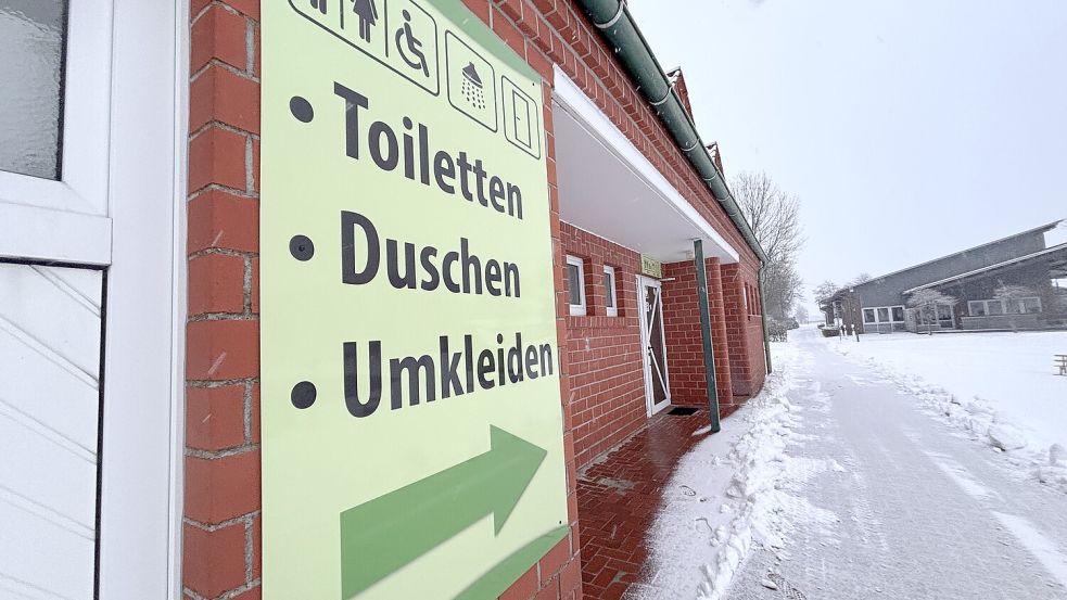 Das Sanitärhaus am Ihler Meer. Im Bild ist der Eingang für die Badegäste. Foto: Christin Wetzel