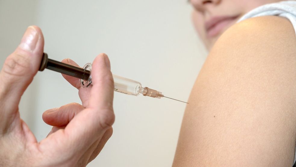 Eine Jugendliche bekommt eine Impfung zum Schutz vor Gebärmutterhals-Krebs. Foto: Stefan Puchner/dpa