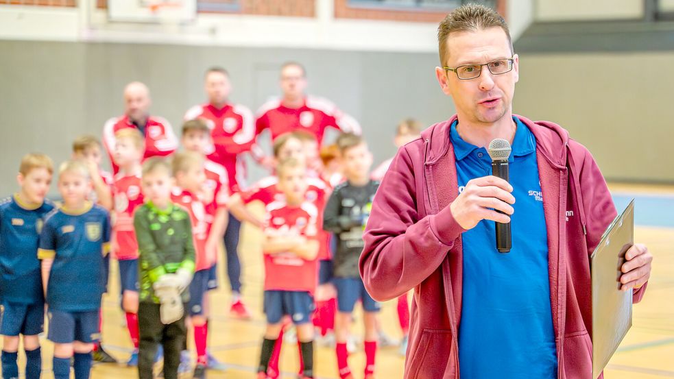 Turniersprecher Holger Backer begrüßte die teilnehmenden Mannschaften. Foto: Folkert Bents