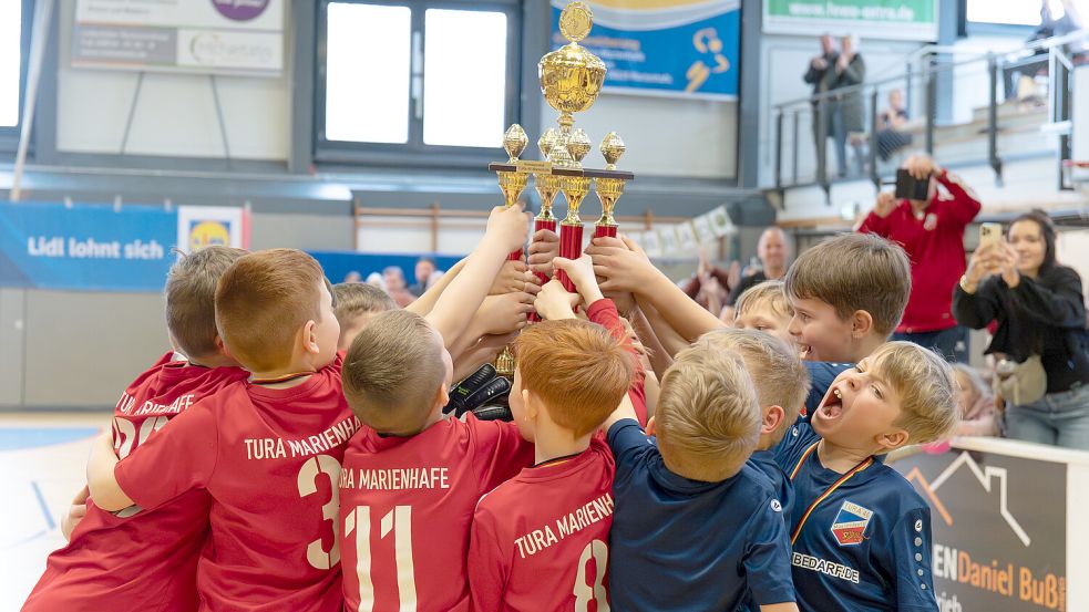 Die F-Junioren freuen sich über den Gewinn des Pokals. Foto: privat