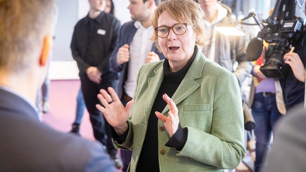 Niedersachsens Innenministerin Daniela Behrens war am Dienstag, 3. Februar, in der neuen Zentralstelle für das beschleunigte Fachkräfteverfahren in Osnabrück zu Gast. Foto: Detlef Heese