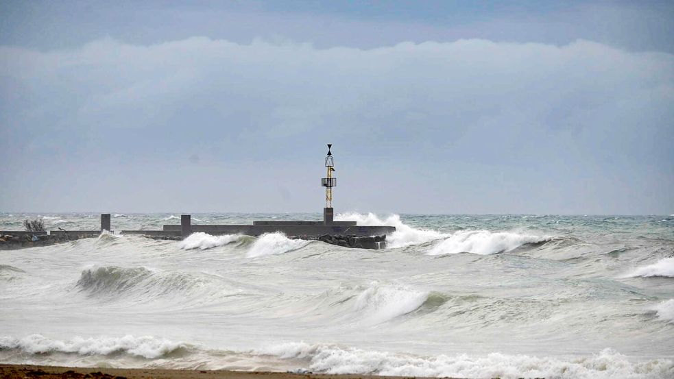 „Leonardo“ könnte viel Regen und hohe Wellen an den Küsten Spaniens und Portugals bringen. (Archiv-Bild) Foto: Marian León/EUROPA PRESS/dpa