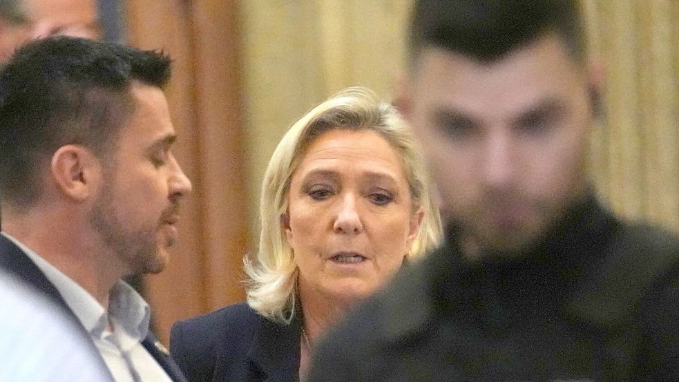 Auch in Berufung fordert die Anklage, Le Pen zeitweise das passive Wahlrecht zu entziehen. (Archivbild) Foto: Christophe Ena/AP/dpa