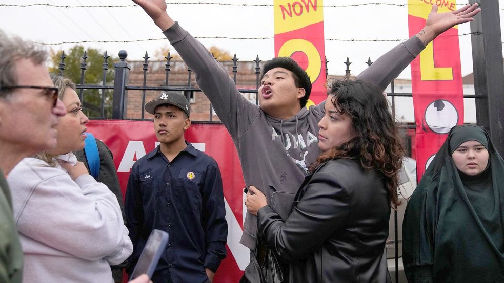 In Städten wie Chicago und Los Angeles habe man mit Gewalt auf Proteste reagiert, heißt es im „World-Report 2026“ von Human Rights Watch. (Archivbild) Foto: Erin Hooley/AP/dpa